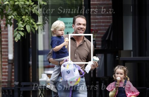 Amsterdam 18 augustus 2020
Robert Doornbos met zijn vriendin Chantal Bles en hun kinderen ijsje eten op de cornelis schuytstraat