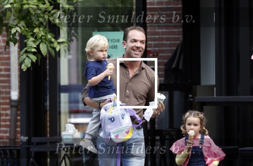 Amsterdam 18 augustus 2020
Robert Doornbos met zijn vriendin Chantal Bles en hun kinderen ijsje eten op de cornelis schuytstraat