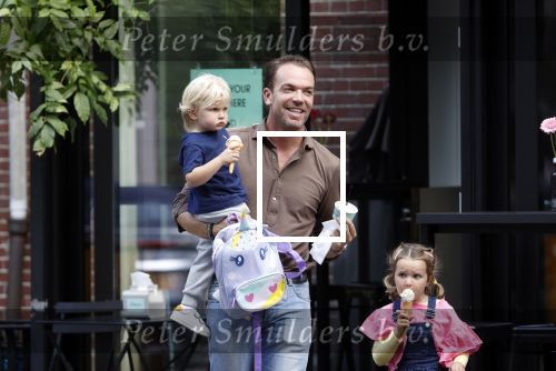 Amsterdam 18 augustus 2020
Robert Doornbos met zijn vriendin Chantal Bles en hun kinderen ijsje eten op de cornelis schuytstraat