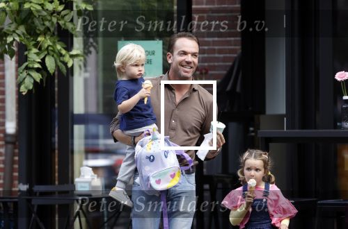 Amsterdam 18 augustus 2020
Robert Doornbos met zijn vriendin Chantal Bles en hun kinderen ijsje eten op de cornelis schuytstraat