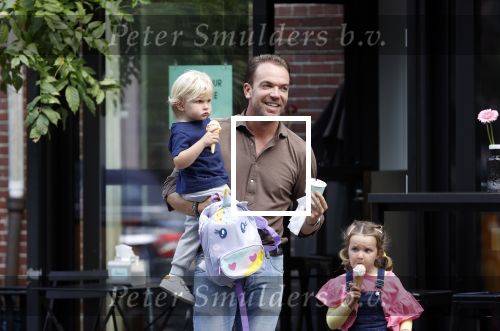 Amsterdam 18 augustus 2020
Robert Doornbos met zijn vriendin Chantal Bles en hun kinderen ijsje eten op de cornelis schuytstraat