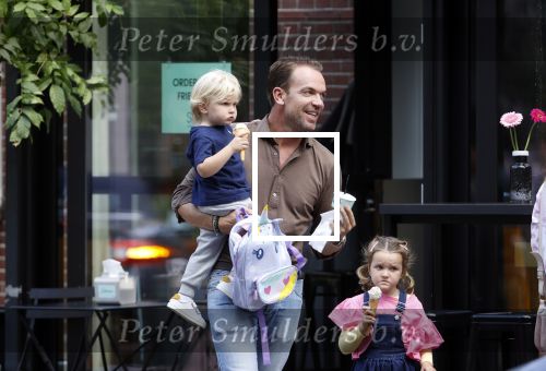Amsterdam 18 augustus 2020
Robert Doornbos met zijn vriendin Chantal Bles en hun kinderen ijsje eten op de cornelis schuytstraat