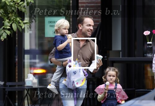 Amsterdam 18 augustus 2020
Robert Doornbos met zijn vriendin Chantal Bles en hun kinderen ijsje eten op de cornelis schuytstraat