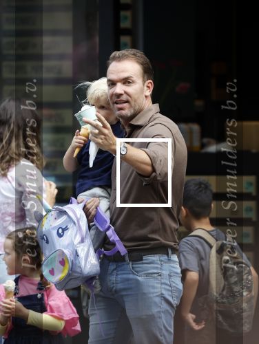 Amsterdam 18 augustus 2020
Robert Doornbos met zijn vriendin Chantal Bles en hun kinderen ijsje eten op de cornelis schuytstraat