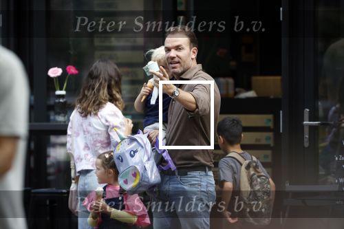 Amsterdam 18 augustus 2020
Robert Doornbos met zijn vriendin Chantal Bles en hun kinderen ijsje eten op de cornelis schuytstraat