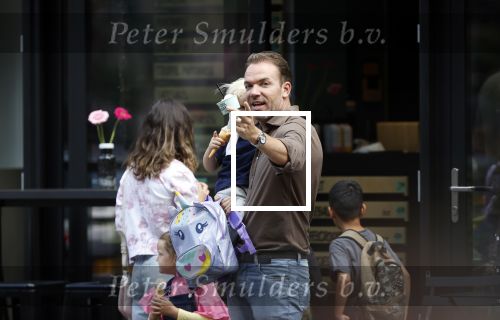 Amsterdam 18 augustus 2020
Robert Doornbos met zijn vriendin Chantal Bles en hun kinderen ijsje eten op de cornelis schuytstraat