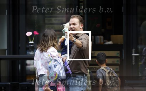 Amsterdam 18 augustus 2020
Robert Doornbos met zijn vriendin Chantal Bles en hun kinderen ijsje eten op de cornelis schuytstraat