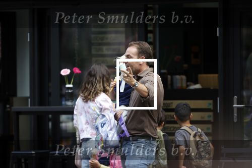 Amsterdam 18 augustus 2020
Robert Doornbos met zijn vriendin Chantal Bles en hun kinderen ijsje eten op de cornelis schuytstraat