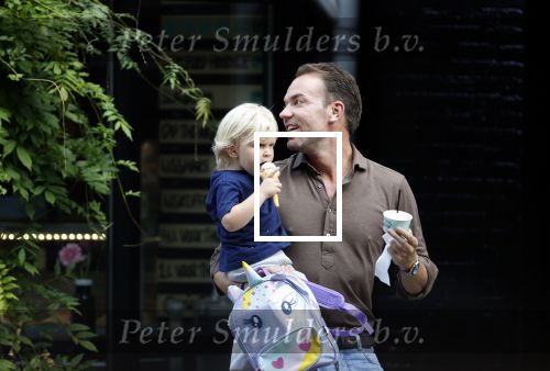 Amsterdam 18 augustus 2020
Robert Doornbos met zijn vriendin Chantal Bles en hun kinderen ijsje eten op de cornelis schuytstraat