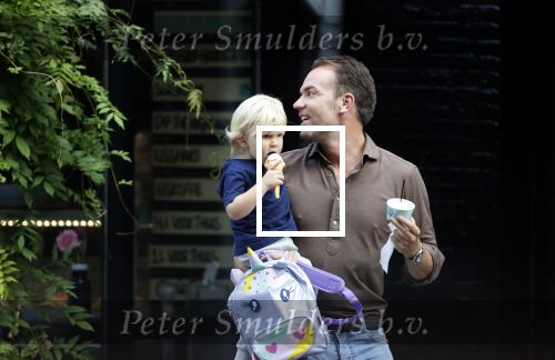 Amsterdam 18 augustus 2020
Robert Doornbos met zijn vriendin Chantal Bles en hun kinderen ijsje eten op de cornelis schuytstraat
