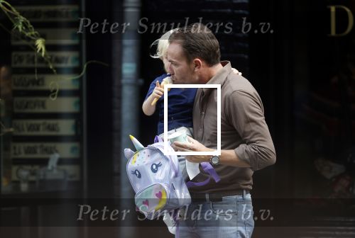 Amsterdam 18 augustus 2020
Robert Doornbos met zijn vriendin Chantal Bles en hun kinderen ijsje eten op de cornelis schuytstraat