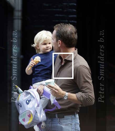Amsterdam 18 augustus 2020
Robert Doornbos met zijn vriendin Chantal Bles en hun kinderen ijsje eten op de cornelis schuytstraat