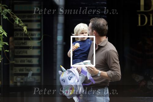 Amsterdam 18 augustus 2020
Robert Doornbos met zijn vriendin Chantal Bles en hun kinderen ijsje eten op de cornelis schuytstraat
