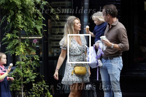 Amsterdam 18 augustus 2020
Robert Doornbos met zijn vriendin Chantal Bles en hun kinderen ijsje eten op de cornelis schuytstraat