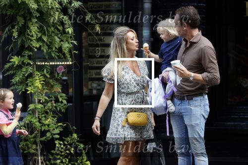 Amsterdam 18 augustus 2020
Robert Doornbos met zijn vriendin Chantal Bles en hun kinderen ijsje eten op de cornelis schuytstraat