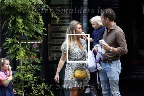 Amsterdam 18 augustus 2020
Robert Doornbos met zijn vriendin Chantal Bles en hun kinderen ijsje eten op de cornelis schuytstraat