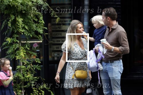 Amsterdam 18 augustus 2020
Robert Doornbos met zijn vriendin Chantal Bles en hun kinderen ijsje eten op de cornelis schuytstraat