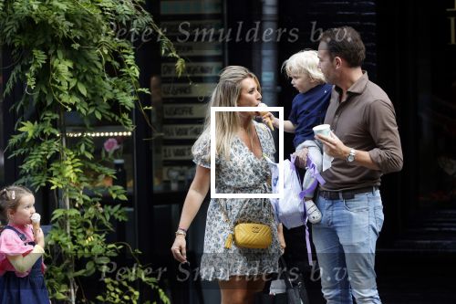 Amsterdam 18 augustus 2020
Robert Doornbos met zijn vriendin Chantal Bles en hun kinderen ijsje eten op de cornelis schuytstraat