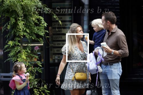 Amsterdam 18 augustus 2020
Robert Doornbos met zijn vriendin Chantal Bles en hun kinderen ijsje eten op de cornelis schuytstraat
