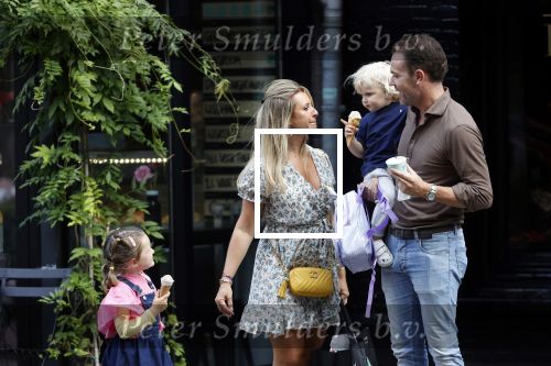 Amsterdam 18 augustus 2020
Robert Doornbos met zijn vriendin Chantal Bles en hun kinderen ijsje eten op de cornelis schuytstraat