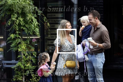 Amsterdam 18 augustus 2020
Robert Doornbos met zijn vriendin Chantal Bles en hun kinderen ijsje eten op de cornelis schuytstraat