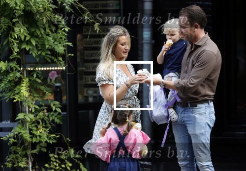 Amsterdam 18 augustus 2020
Robert Doornbos met zijn vriendin Chantal Bles en hun kinderen ijsje eten op de cornelis schuytstraat