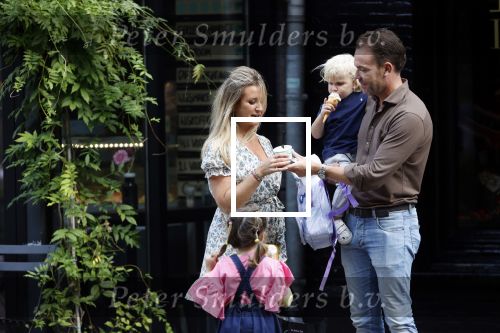 Amsterdam 18 augustus 2020
Robert Doornbos met zijn vriendin Chantal Bles en hun kinderen ijsje eten op de cornelis schuytstraat