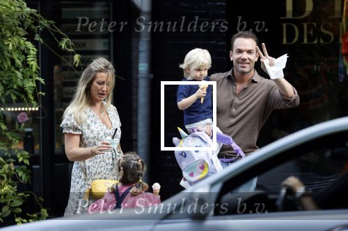 Amsterdam 18 augustus 2020
Robert Doornbos met zijn vriendin Chantal Bles en hun kinderen ijsje eten op de cornelis schuytstraat