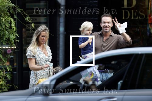 Amsterdam 18 augustus 2020
Robert Doornbos met zijn vriendin Chantal Bles en hun kinderen ijsje eten op de cornelis schuytstraat