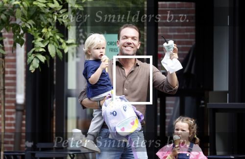 Amsterdam 18 augustus 2020
Robert Doornbos met zijn vriendin Chantal Bles en hun kinderen ijsje eten op de cornelis schuytstraat