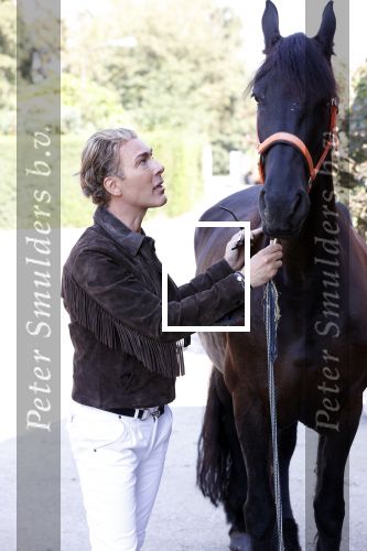 Wassenaar 15 september 2020
Rogier Smit heeft als verjaardagscadeau een rit op een paard gekregen . Het is bij manege de Friezen Hendrikse