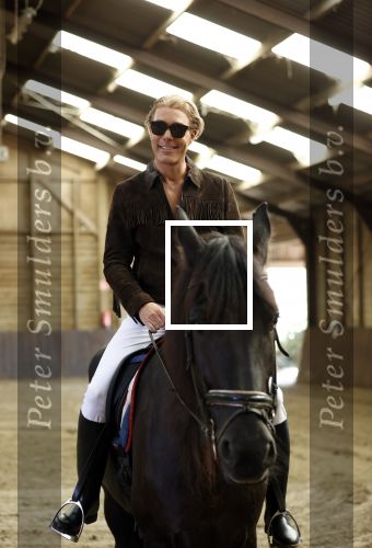 Wassenaar 15 september 2020
Rogier Smit heeft als verjaardagscadeau een rit op een paard gekregen . Het is bij manege de Friezen Hendrikse