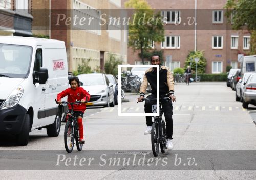 Amsterdam 12 september 2020
Sunnery James met zijn zoon Phyllon op de fiets in Amsterdam zuid