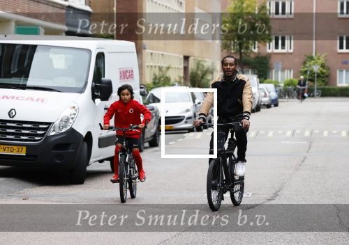 Amsterdam 12 september 2020
Sunnery James met zijn zoon Phyllon op de fiets in Amsterdam zuid