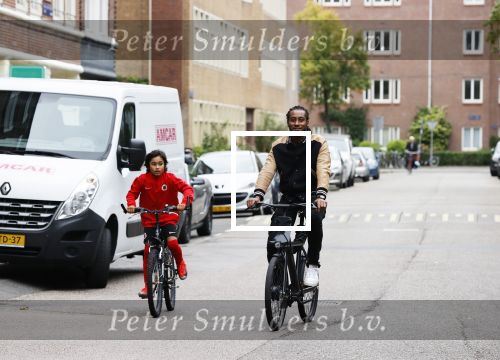 Amsterdam 12 september 2020
Sunnery James met zijn zoon Phyllon op de fiets in Amsterdam zuid