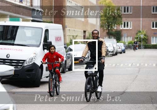 Amsterdam 12 september 2020
Sunnery James met zijn zoon Phyllon op de fiets in Amsterdam zuid