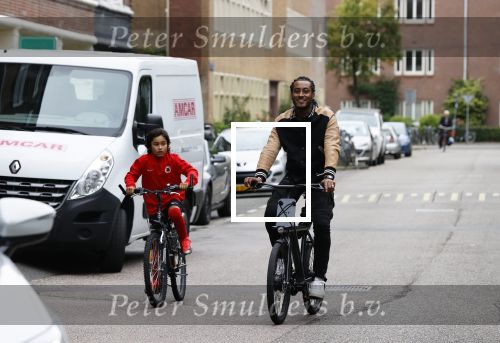 Amsterdam 12 september 2020
Sunnery James met zijn zoon Phyllon op de fiets in Amsterdam zuid
