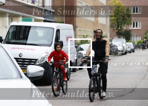 Amsterdam 12 september 2020
Sunnery James met zijn zoon Phyllon op de fiets in Amsterdam zuid