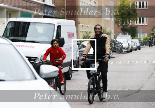 Amsterdam 12 september 2020
Sunnery James met zijn zoon Phyllon op de fiets in Amsterdam zuid