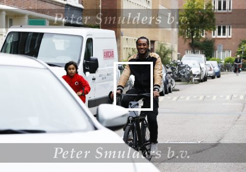 Amsterdam 12 september 2020
Sunnery James met zijn zoon Phyllon op de fiets in Amsterdam zuid