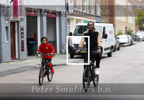 Amsterdam 12 september 2020
Sunnery James met zijn zoon Phyllon op de fiets in Amsterdam zuid