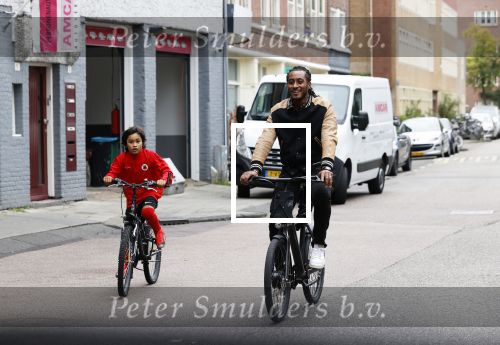 Amsterdam 12 september 2020
Sunnery James met zijn zoon Phyllon op de fiets in Amsterdam zuid