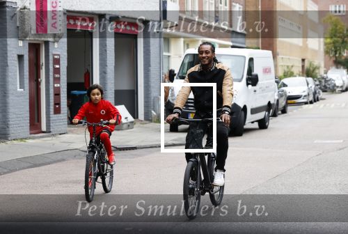 Amsterdam 12 september 2020
Sunnery James met zijn zoon Phyllon op de fiets in Amsterdam zuid