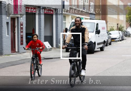 Amsterdam 12 september 2020
Sunnery James met zijn zoon Phyllon op de fiets in Amsterdam zuid