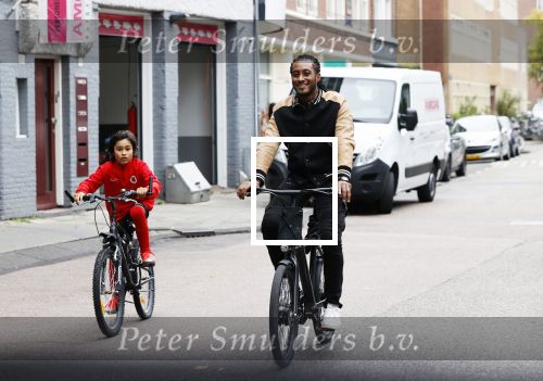 Amsterdam 12 september 2020
Sunnery James met zijn zoon Phyllon op de fiets in Amsterdam zuid