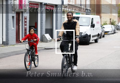 Amsterdam 12 september 2020
Sunnery James met zijn zoon Phyllon op de fiets in Amsterdam zuid