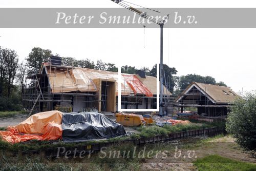 Amstelbveen 15 en 16 augustus 2020
De nieuwe villa / huis van Sven Kramer en Naomi v As in aanbouw aan de Amstel.