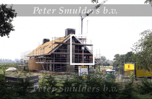 Amstelbveen 15 en 16 augustus 2020
De nieuwe villa / huis van Sven Kramer en Naomi v As in aanbouw aan de Amstel.
