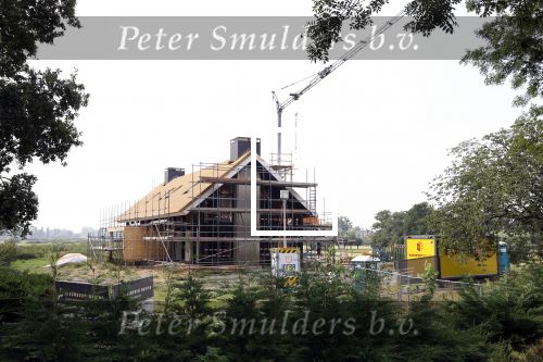 Amstelbveen 15 en 16 augustus 2020
De nieuwe villa / huis van Sven Kramer en Naomi v As in aanbouw aan de Amstel.