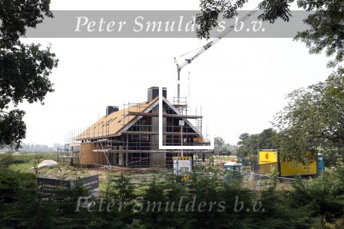 Amstelbveen 15 en 16 augustus 2020
De nieuwe villa / huis van Sven Kramer en Naomi v As in aanbouw aan de Amstel.